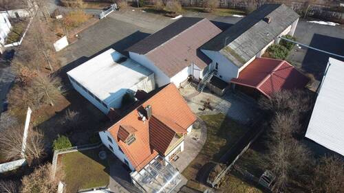 Bürogebäude mit freistehender Industriehalle und EFH - 