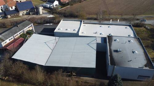 Bürogebäude mit freistehender Industriehalle - 