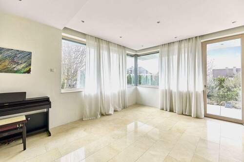 Wohnzimmer mit Panorama - 8 Zimmer Einfamilienhaus zum Kaufen in Neckarsteinach