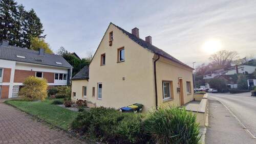 Hausansicht - Geschichte mit Gegenwart verbinden -teilmodernisiertes Einfamilienhaus mit Baugrundstück.