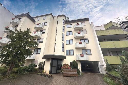 Hausansicht - Freie 3,5-Zimmer-Wohnung mit 3 Balkonen und 2 Stellplätzen