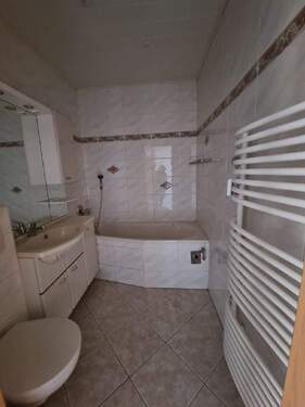 Bad - Etagenwohnung mit 69,00 m&sup2; in Crimmitschau zur Miete