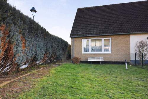 Gartenseite rechts vom Hauseingang - 