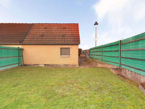 Garten links vom Haus neben Hochkeller - 