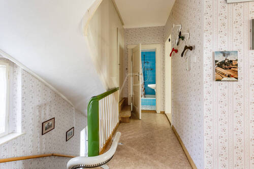 Flur mit Treppenhaus - 