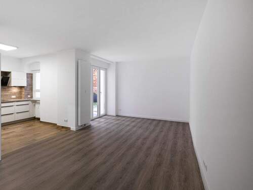 Wohnbereich mit offener Küche und Terrassenzugang - 2 Zimmer Etagenwohnung zur Miete in Berlin