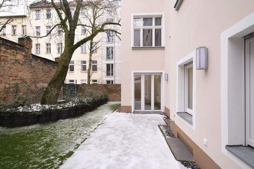 Terrasse mit Ostausrichtung und Garten - 