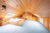 Zimmer im Dachgeschoss - 