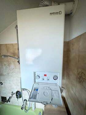 Badezimmer oben Therme.jpg - 