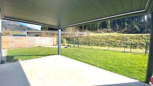 zur überdachte Terrasse und Garten. - 