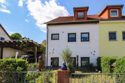 Frontansicht mit Vorgarten - 