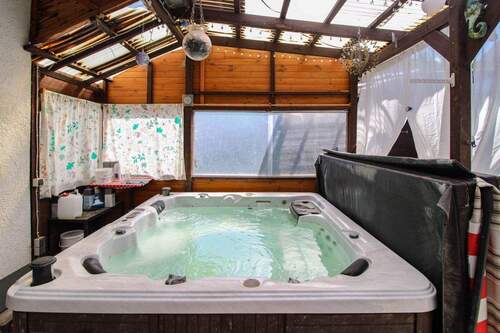 Whirlpool mit Überdachung - 5 Zimmer Einfamilienhaus in Heidenrod