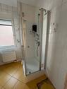 hell gefliestes Bad mit Dusche - 