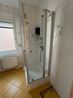 hell gefliestes Bad mit Dusche - 