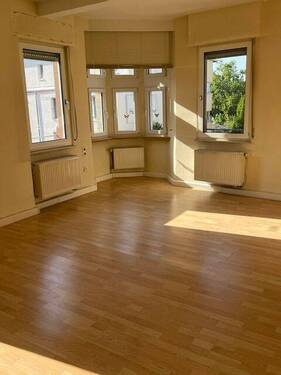 Blick ins große, helle Wohnzimmer - TOP Gelegenheit; Gemütliche 3 ZKB-Dachterrassenwohnung, 2. OG, 89,23m² Wfl., ruhige City-Randlage