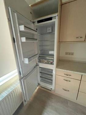großer Kühlschrank und Gefrierschrank vorhanden - 
