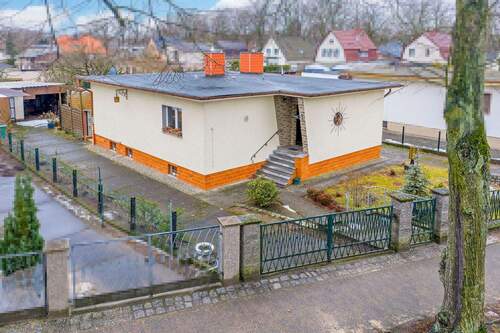 Hausansicht pixel - Ihr neues Zuhause in Panketal: Einfamilienhaus mit Terrasse, Pool und großem Grundstück