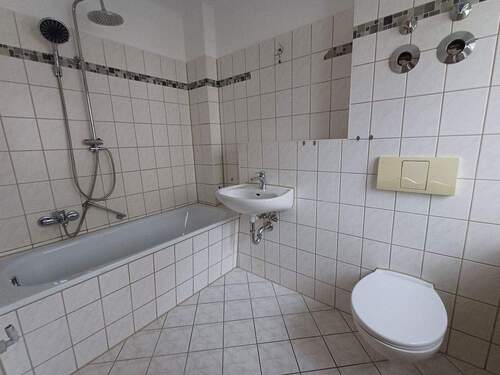 Tageslichtbad - 4 Zimmer Etagenwohnung in Merseburg