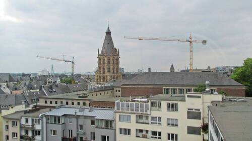 Büroraum mit Blick auf das Rathaus - Büro mit Rathausblick in historischem Gebäude - sofort bezugsbereit