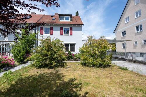 Hausansicht - AIGNER - Modernisiertes Reiheneckhaus mit großem Grundstück - Einziehen und Wohlfühlen!