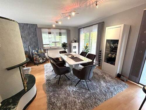 Wohnzimmer mit Kamin EG - 