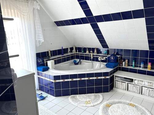 Bad mit Wanne und Dusche DG - 