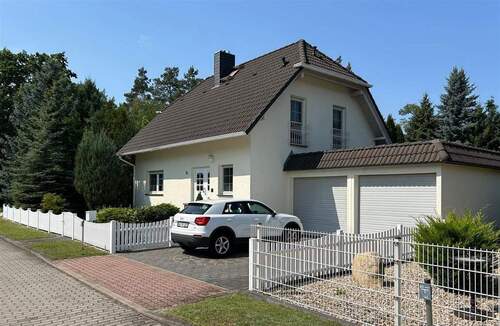 Seitenansicht rechts mit Garage - 6 Zimmer Einfamilienhaus in Gräfenhainichen