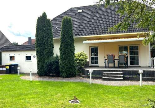 Rückansicht mit Terrasse - 