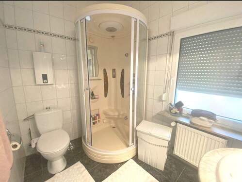 OG Bad 2 mit Dusche und Fenster - 