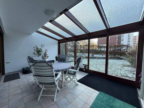 Wintergarten mit Blick in den Garten - 