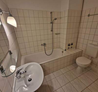 großzügiges Bad mit Wanne - 