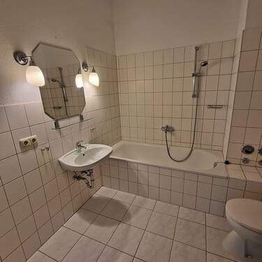 Stellplatz Waschmaschine neben dem Waschbecken - 