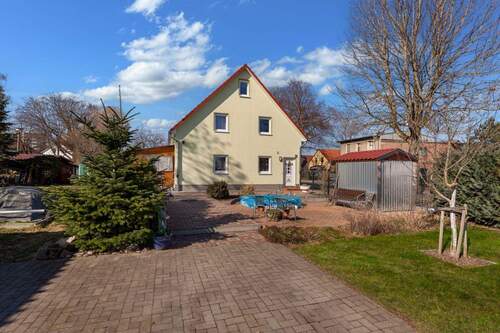 Ansicht von Westen - Gemütliches Haus mit Einliegerwohnung auf riesigem Grundstück