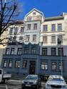 Hausansicht - FAMILIENFREUNDLICHE WOHNUNG MIT PARKETT, FUßBODENHEIZUNG, BALKON UND LIFT