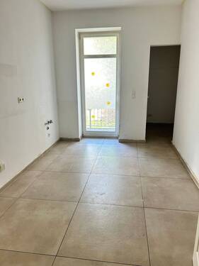 Küche mit Balkonzugang - 4 Zimmer Etagenwohnung in Chemnitz