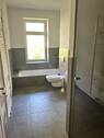 modernes Tageslichtbad mit Wanne und Dusche - 