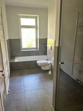 modernes Tageslichtbad mit Wanne und Dusche - 