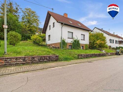 RE/MAX Immobilien DeLux Einfamilienhaus Merzig Aussenansicht - Einfamilienhaus mit Gestaltungsspielraum in beliebter Nachbarschaft