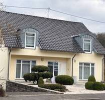 Repräsentatives 6-Zimmer-Einfamilienhaus mit Pool und Einliegerwohnung - Völklingen Lauterbach