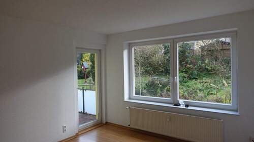 Wohnzimmer mit Ausgang auf dem Balkon - 2 Zimmer Etagenwohnung in Uslar