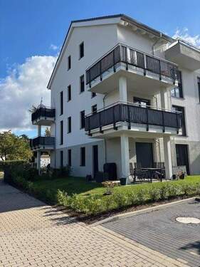 Hausansicht mit Balkon - 3 Zimmer Etagenwohnung zum Kaufen in Zwenkau