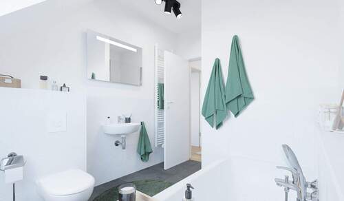 Ein modern gefliestes Badezimmer - 