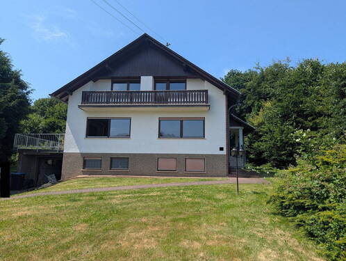 Haus Front - Platzvielfalt in ruhiger Idylle: EFH mit Terrasse und großem Gartengrundstück