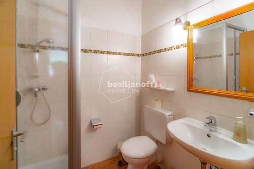 Hell gefliestes Duschbad - 