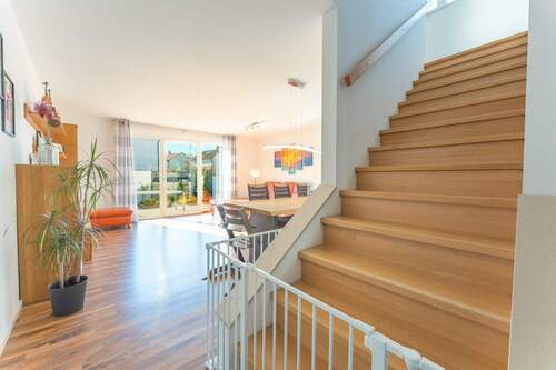 Treppenaufgang zwischen der Küche und dem Wohn- und Essbereich - 