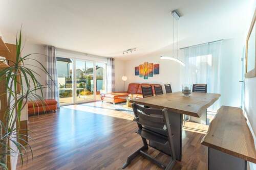 Wohn- und Essbereich mit Zugang zur Terrasse - 