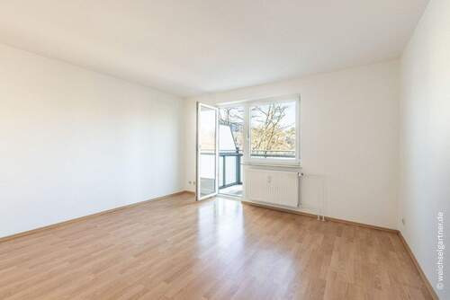 Wohnraum mit Balkonzugang - Etagenwohnung mit 54,00 m&sup2; in München zum Kaufen