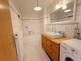 Badezimmer mit Waschmaschinenanschluss - 