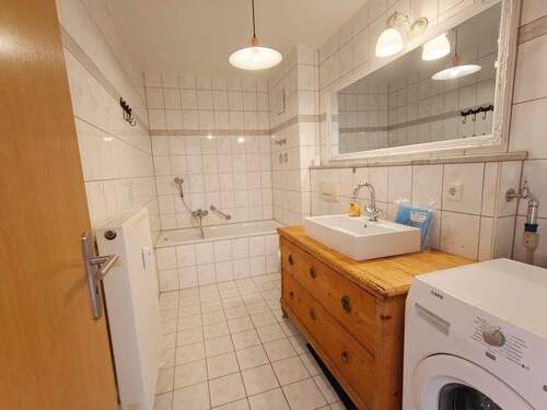 Badezimmer mit Waschmaschinenanschluss - 