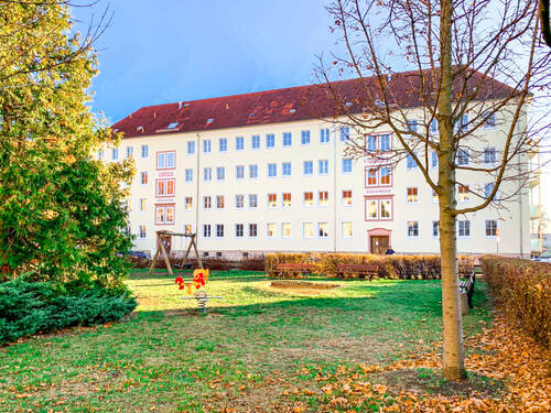 Hausansicht - Ihre neue 2-Raum-Wohnung wartet schon!